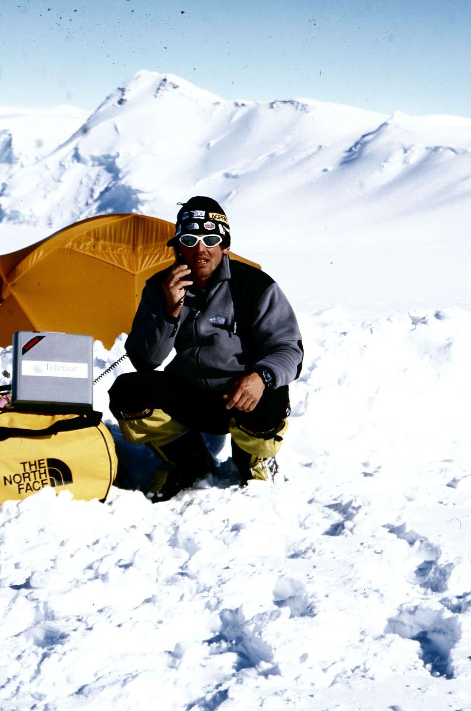 Simone Moro abbandona