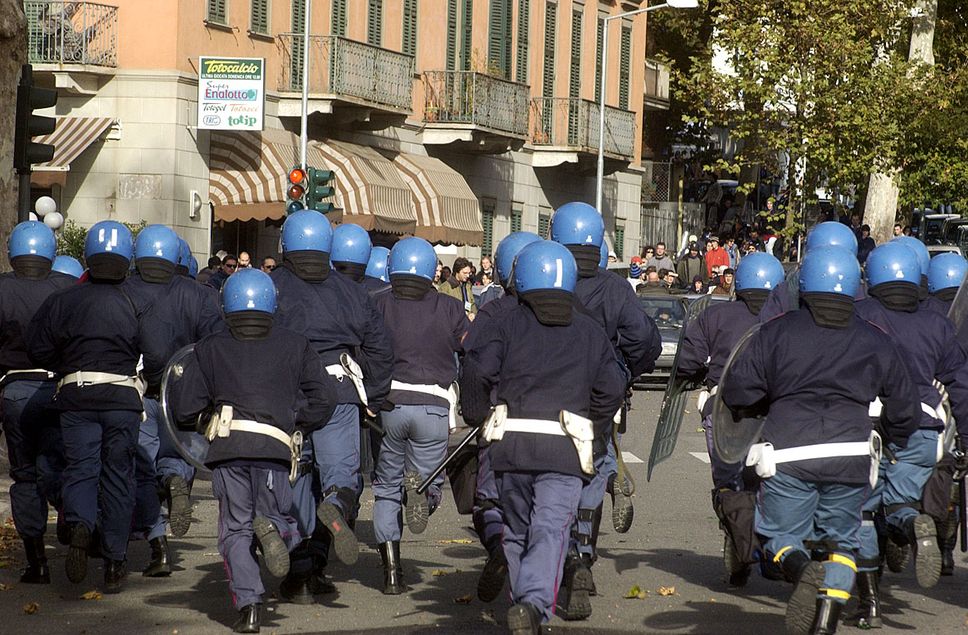 Atalanta-BresciaCariche delle forze dell'ordine e lancio
