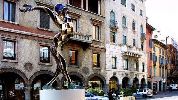 arlecchino statua piazza pontida fontana