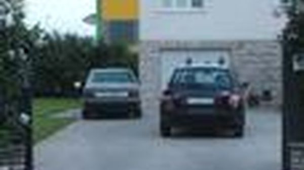 bimbo schiacciato porta