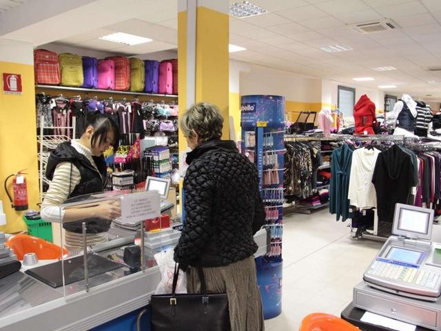 In città dilagano i negozi cinesi Clienti a caccia di regali low-cost