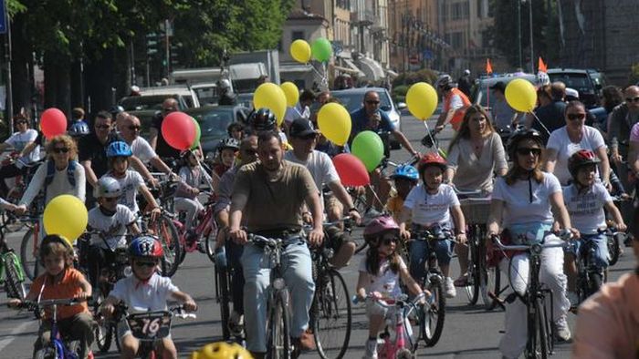 La biciclettata di «Bimbimbici» colora le strade della città - Cronaca