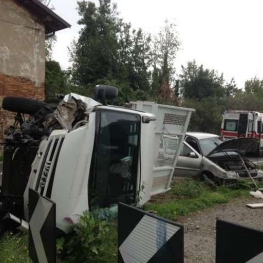 Scontro tra trattore, furgone e auto Iveco si ribalta, a Morengo tre ...