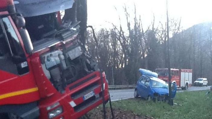 Tir di traverso sulla statale 42: traffico in tilt per ore a Spinone ...