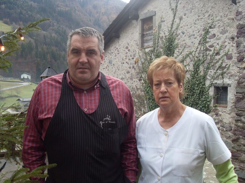 lba Tonoli con il figlio Chicco, gestori del ristorante «Posta al Castello» di Gromo<span xml:space=