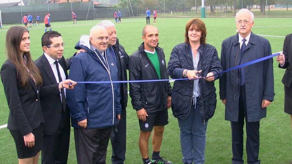 Atalanta, il futuro è sintetico Taglio del nastro per il nuovo campo Atalanta, il futuro è sintetico Taglio del nastro per il nuovo campo