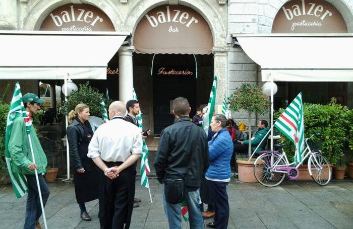 Il presidio davanti al Balzer