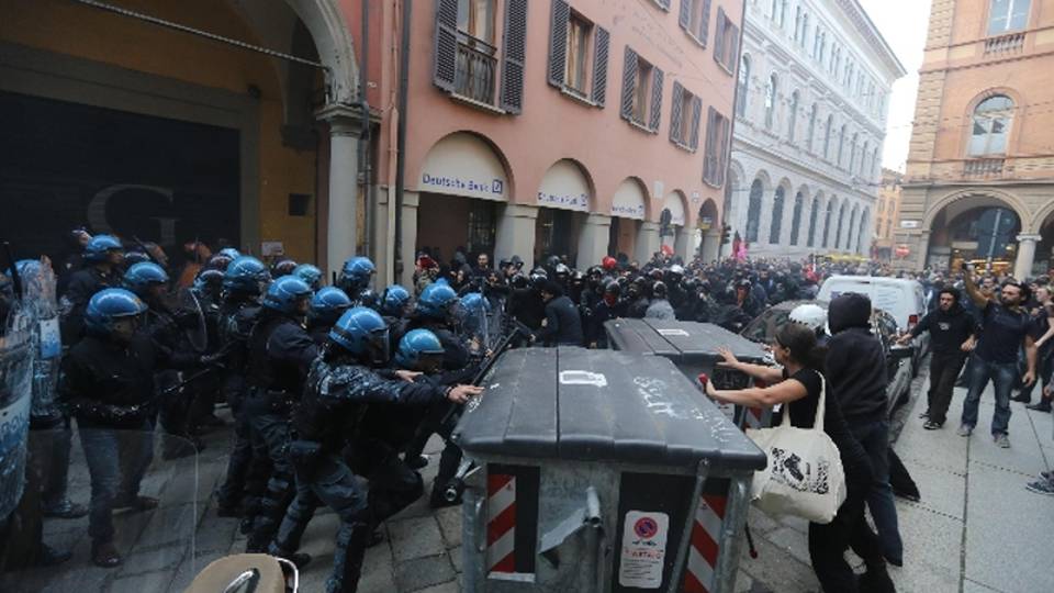 Scontri Bologna, 19 feriti forze ordine Scontri Bologna, 19 feriti forze ordine