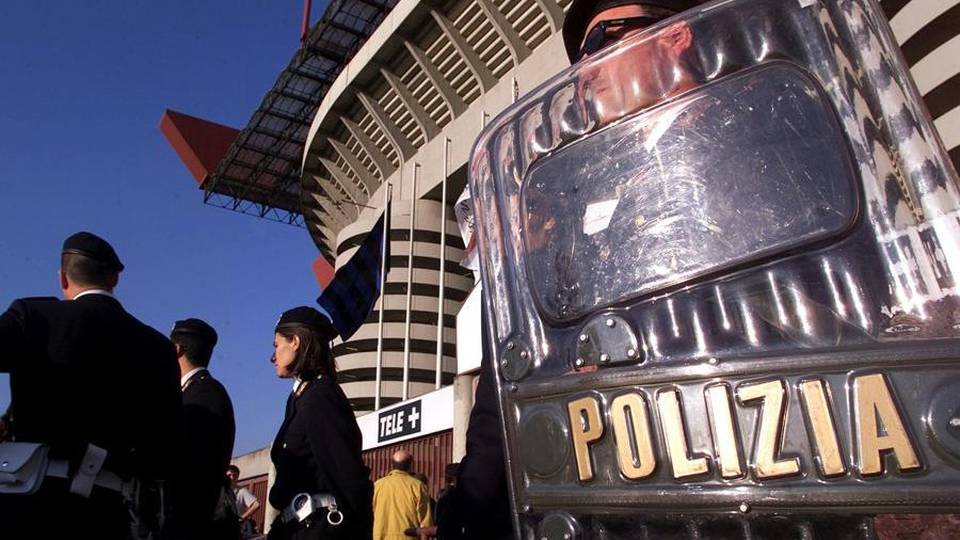 Le società di calcio paghino gli straordinari alla polizia Le società di calcio paghino gli straordinari alla polizia