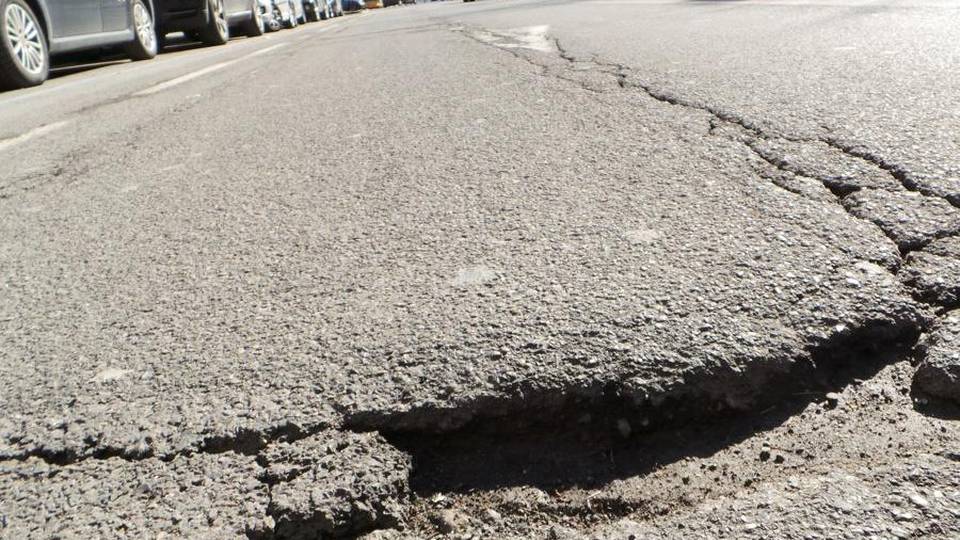 Caduta da asfalto disconnesso? Il Comune risponde per i danni Caduta da asfalto disconnesso? Il Comune risponde per i danni