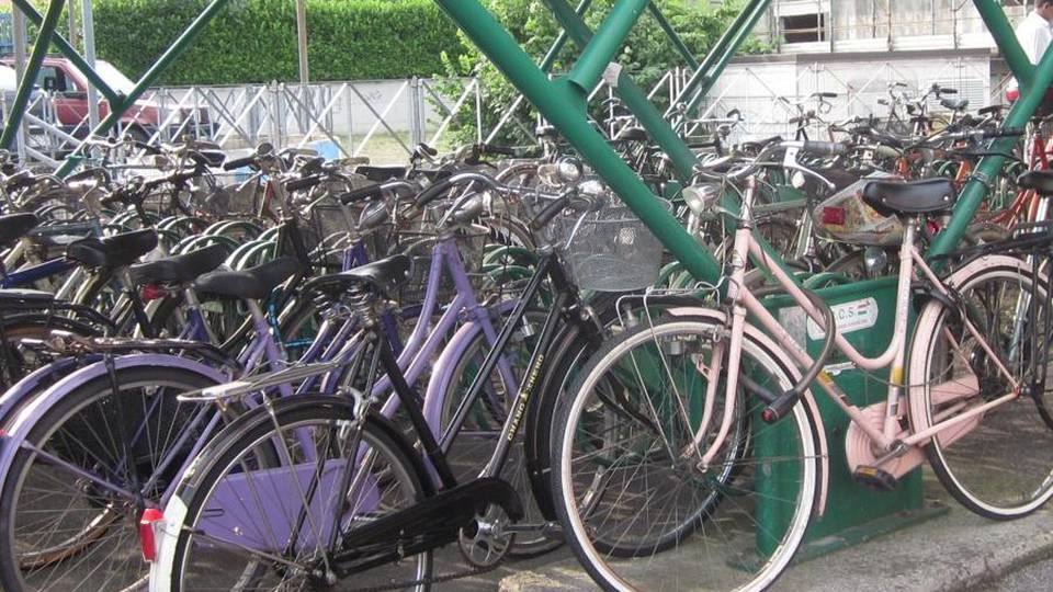 Studente scoperto a rubare bici E nello zaino un elenco sospetto Studente scoperto a rubare bici E nello zaino un elenco sospetto
