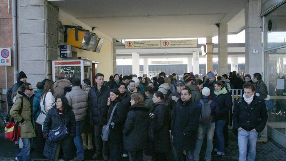 Treni, sciopero fino alle 17 E soliti ritardi per Milano Treni, sciopero fino alle 17 E soliti ritardi per Milano