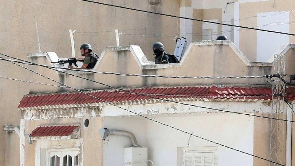 Tunisia: assalto forze ordine, 6 morti Tunisia: assalto forze ordine, 6 morti