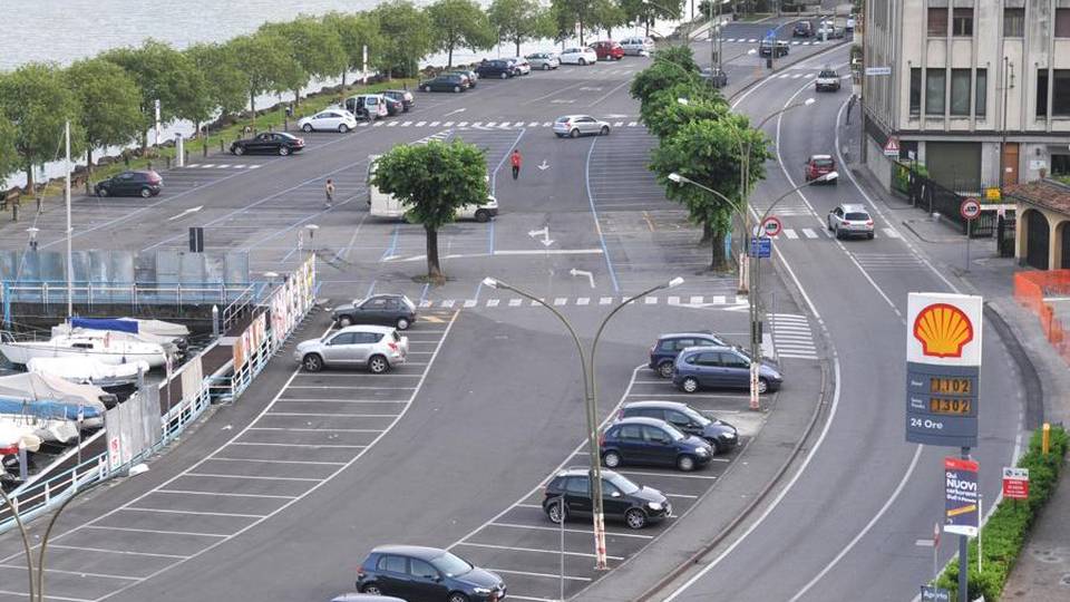 Lovere, la pacchia è finita Il parcheggio torna a pagamento Lovere, la pacchia è finita Il parcheggio torna a pagamento