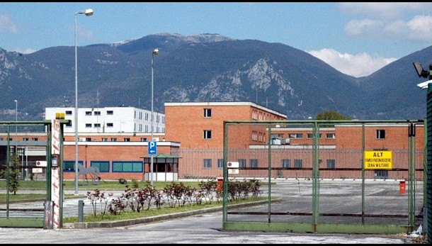 Uccide moglie,poi si presenta in carcere