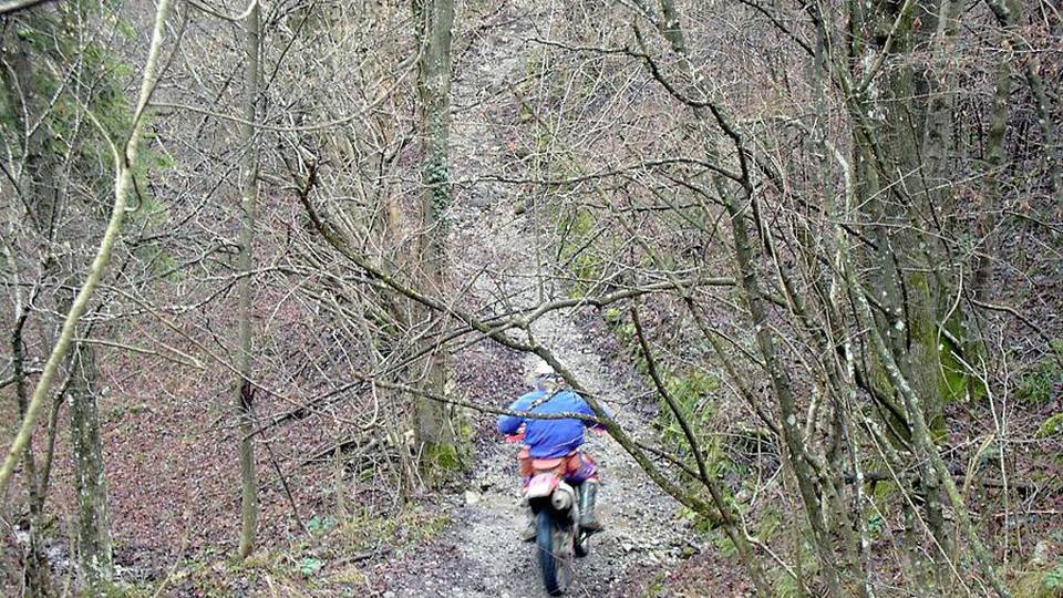 Moto sui sentieri, tregua? No La guerra ora è all’interno del Cai Moto sui sentieri, tregua? No La guerra ora è all’interno del Cai