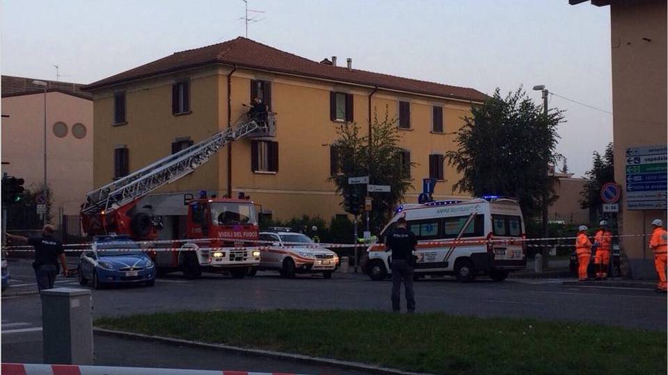 Si barrica in casa con il gas aperto Allarme in via Broseta, traffico in tilt Si barrica in casa con il gas aperto Allarme in via Broseta, traffico in tilt