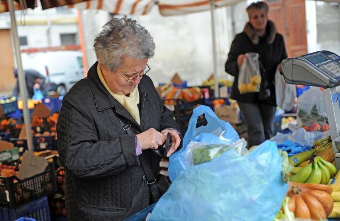 Una «nonna» alle prese con i tagli sulla spesa Una «nonna» alle prese con i tagli sulla spesa