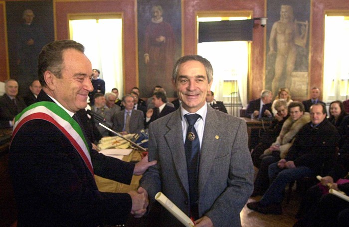 L’ex sindaco Cesare Veneziani (a sinistra), conferisce la benemerenza civica a Bruno Agazzi, Lìber Prim