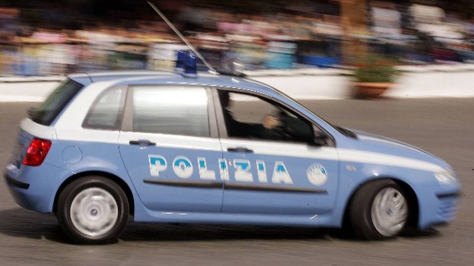 Nuda su cornicione, fermato un romeno Nuda su cornicione, fermato un romeno