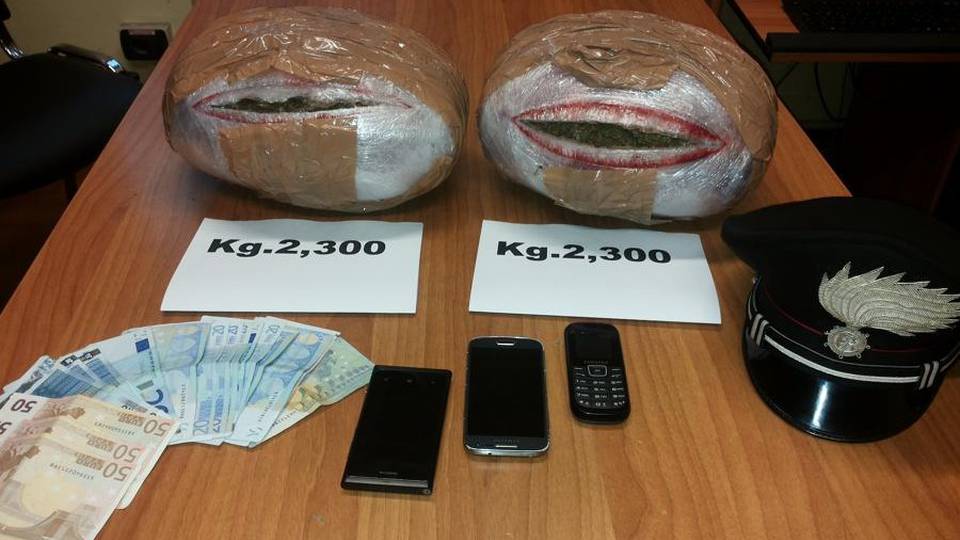 Fermati due albanesi in Mercedes A bordo scoperti 4,6 kg di marijuana Fermati due albanesi in Mercedes A bordo scoperti 4,6 kg di marijuana