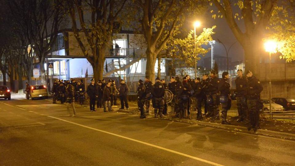 Polizia mobilitata davanti al carcere Ma gli ultrà dell’Atalanta non arrivano Polizia mobilitata davanti al carcere Ma gli ultrà dell’Atalanta non arrivano