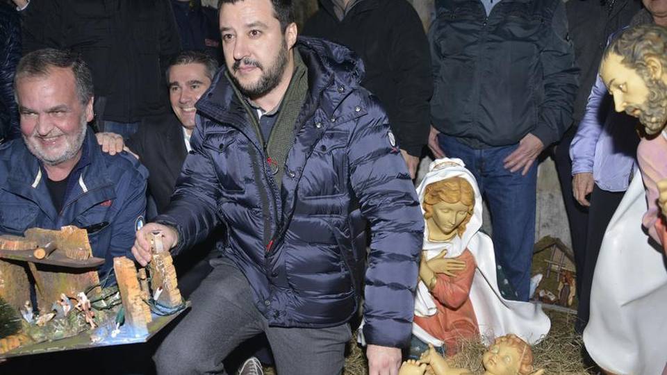 Il preside chiarisce: il presepio si può fare E Matteo Salvini ne porta uno al presidio Il preside chiarisce: il presepio si può fare E Matteo Salvini ne porta uno al presidio