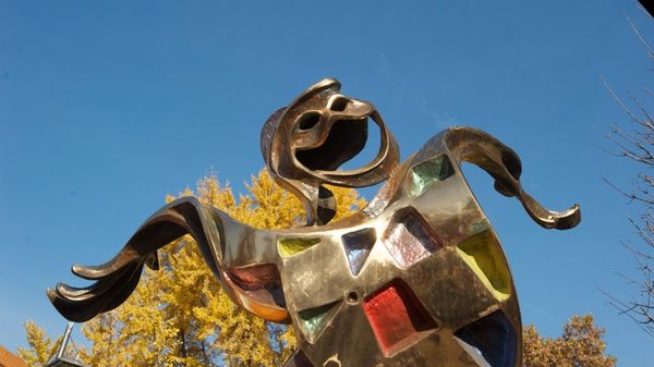 LA STATUA DI ARLECCHINO A FIANCO DELL'URBAN CENTER (BERGAMO)