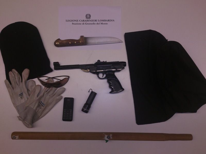 Le armi ritrovate daik carabinieri Le armi ritrovate daik carabinieri