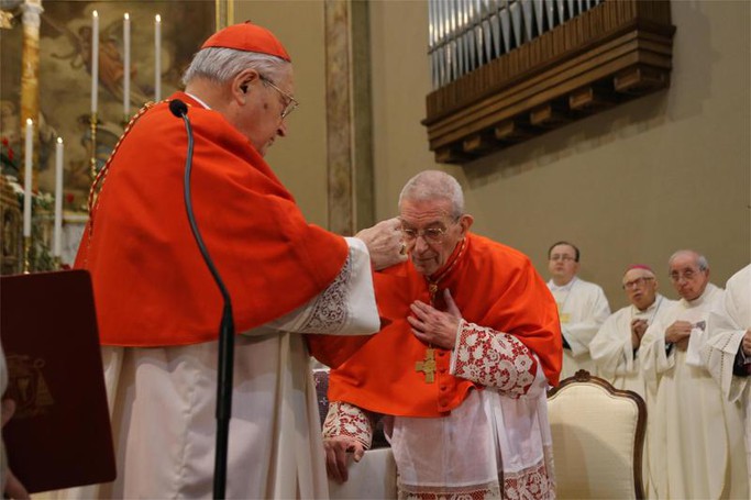 Il cardinale Angelo Sodano impone la berretta cardinalizia a monsignor Loris Capovilla che diventa così cardinale nella chiesa parrocchiale di Sotto il Monte