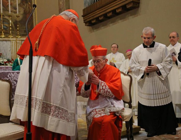 Il cardinale Angelo Sodano impone la berretta cardinalizia a monsignor Loris Capovilla che diventa così cardinale nella chiesa parrocchiale di Sotto il Monte
