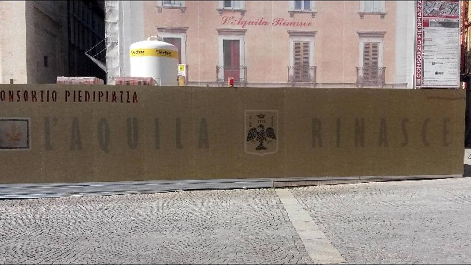 Papa incoraggia a ricostruire L'Aquila Papa incoraggia a ricostruire L'Aquila