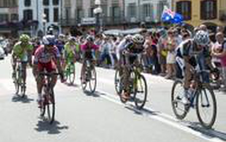 Giro d’Italia, grande entusiasmo Ratto primo al traguardo volante