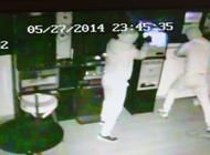 Le telecamere del locale hanno filmato le fasi  del raid: in azione una banda di quattro malviventi