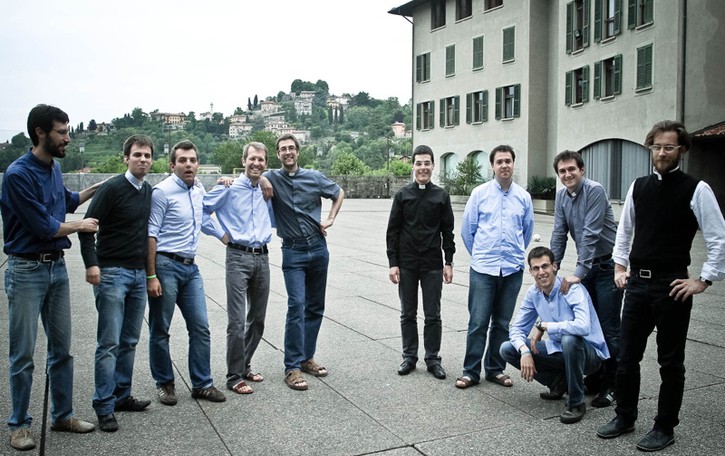 L’ordinazione di otto preti novelli Il rito con il Vescovo in cattedrale