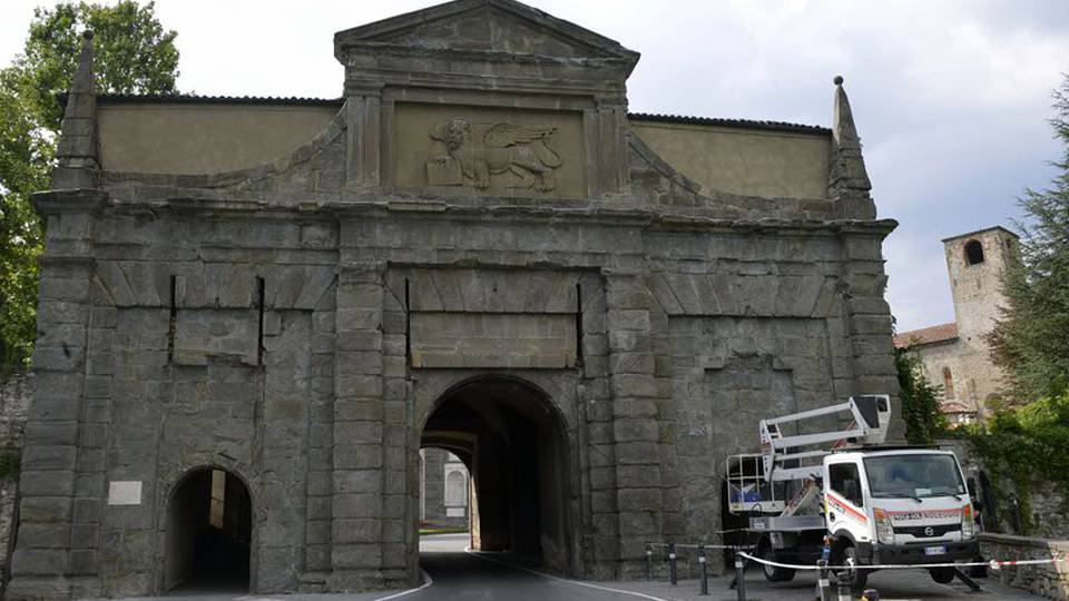 Porta Sant’Agostino perde pezzi Già ripulita, sarà impacchettata Porta Sant’Agostino perde pezzi Già ripulita, sarà impacchettata