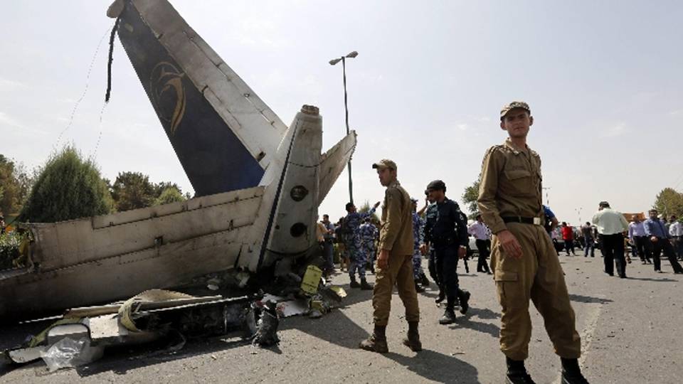 Iran: aereo sfiora mercato, 48 i morti Iran: aereo sfiora mercato, 48 i morti
