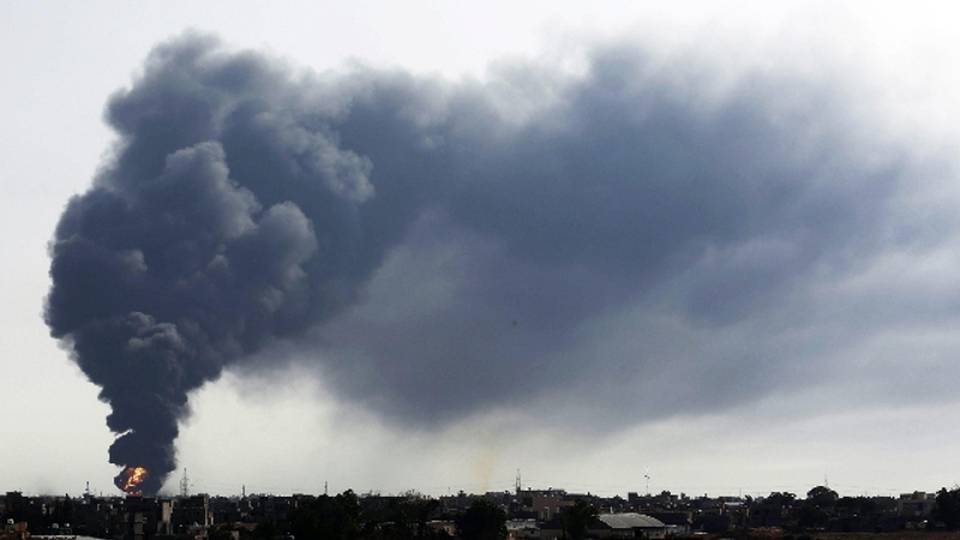 Libia: ancora fiamme deposito carburante Libia: ancora fiamme deposito carburante
