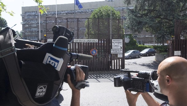 Prostitute minorenni, patteggiano in 4