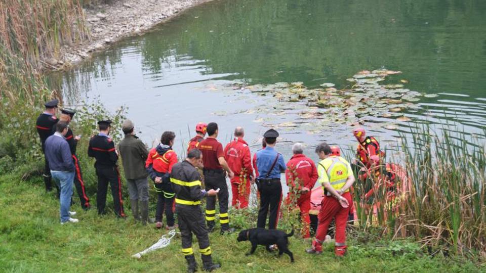 Si getta in acqua per aiutare il cane Cacciatore muore in un laghetto Si getta in acqua per aiutare il cane Cacciatore muore in un laghetto