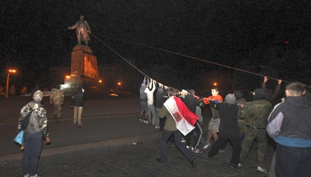 Ucraina: abbattuta più alta statua Lenin