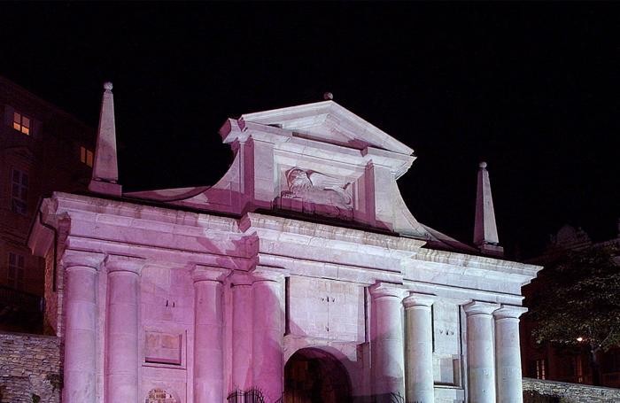Porta San Giacomo in rosa per la lotta contro il cancro al seno