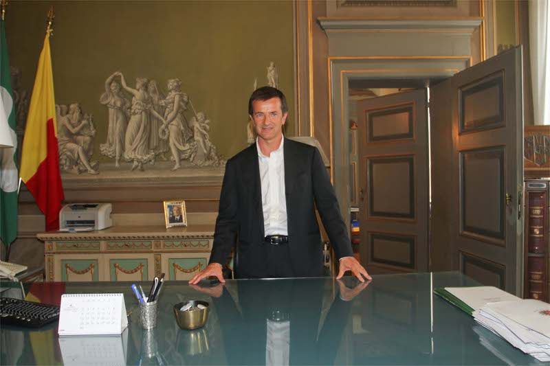 Bergamo - Il sindaco Giorgio Gori nell'suo ufficio di Palazzo Frizzoni