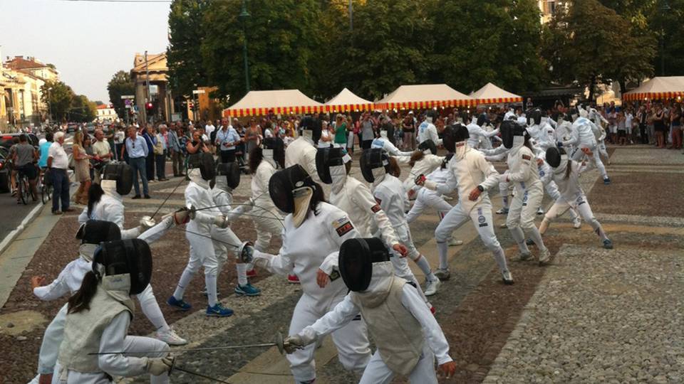 Il «flashmob» degli schermidori Gran successo anche a Bergamo Il «flashmob» degli schermidori Gran successo anche a Bergamo