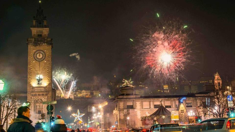 Bergamo, in migliaia al veglione Musica, fuochi e allegria: ecco il video Bergamo, in migliaia al veglione Musica, fuochi e allegria: ecco il video