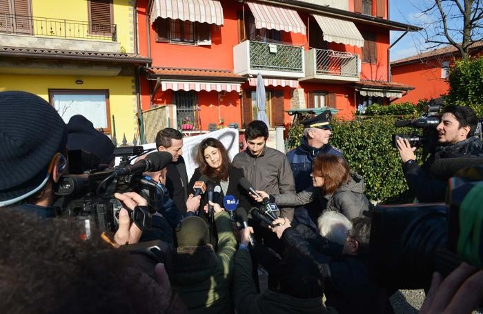 Vanessa tra il padre e il fratello, fuori casa