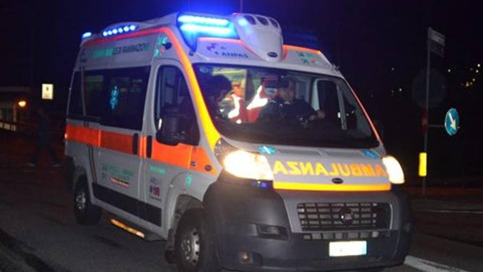 Schianto tra auto e pullman Muore un giovane medico Schianto tra auto e pullman Muore un giovane medico