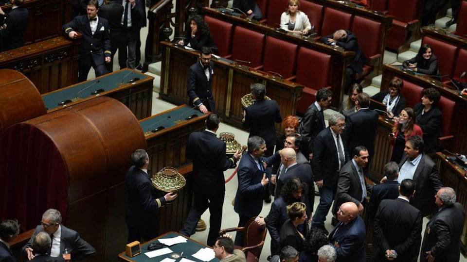 Al Quirinale tra proteste e selfie Voti anche a Greggio, Totti e Forlani Al Quirinale tra proteste e selfie Voti anche a Greggio, Totti e Forlani
