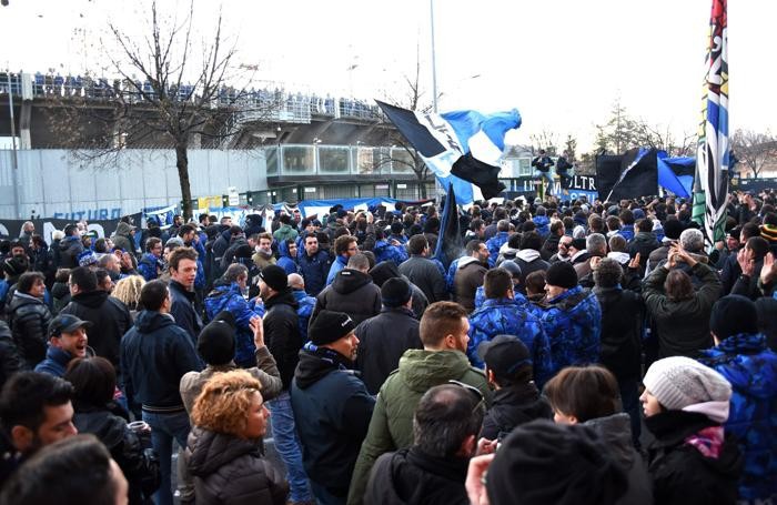 La protesta degli ultras fuori dalla curva