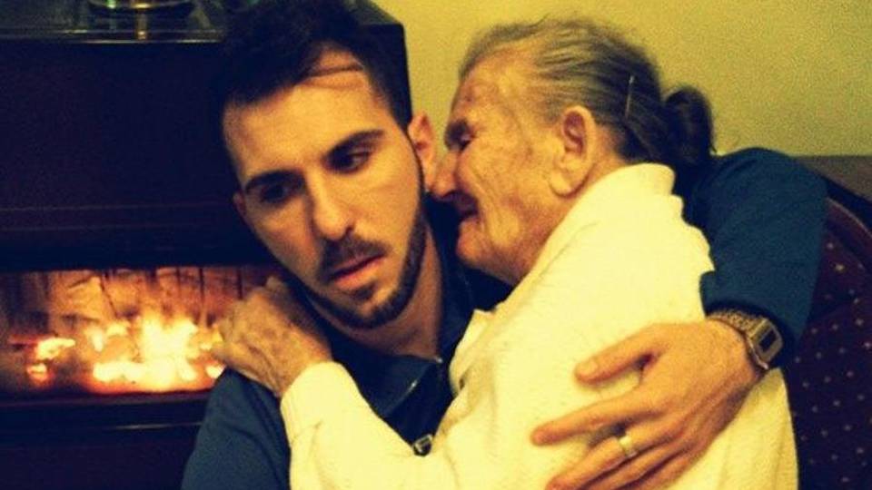 Giancarlo e la nonna malata «Ti tengo in braccio come facevi tu» Giancarlo e la nonna malata «Ti tengo in braccio come facevi tu»